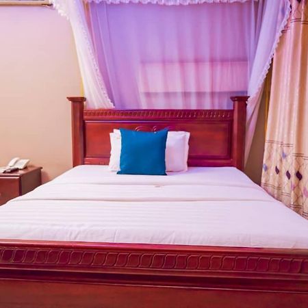 Twin Towers Hotel Кампала Экстерьер фото