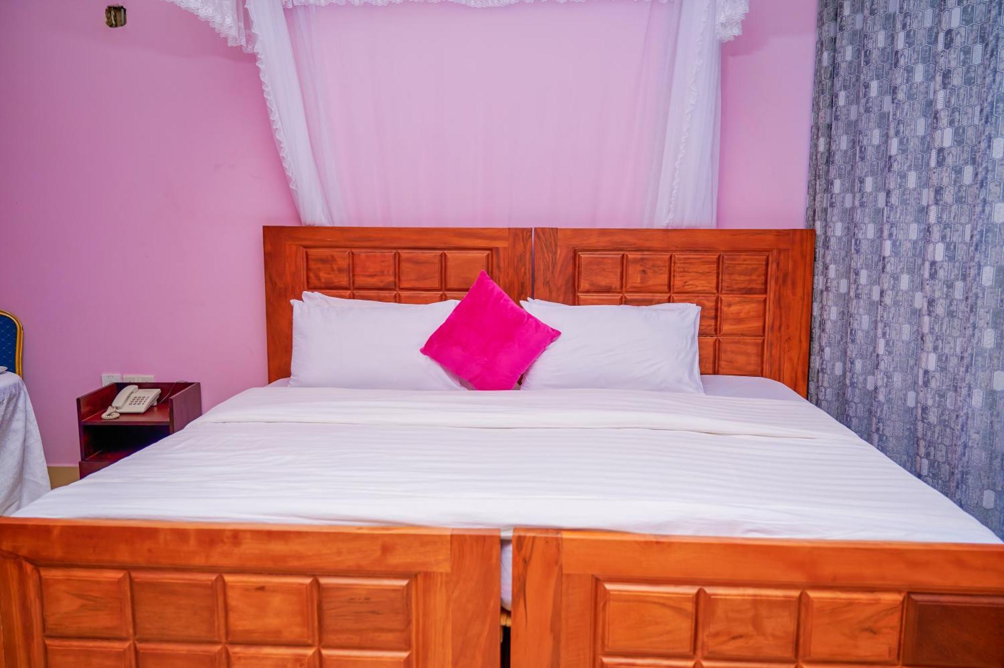 Twin Towers Hotel Кампала Экстерьер фото