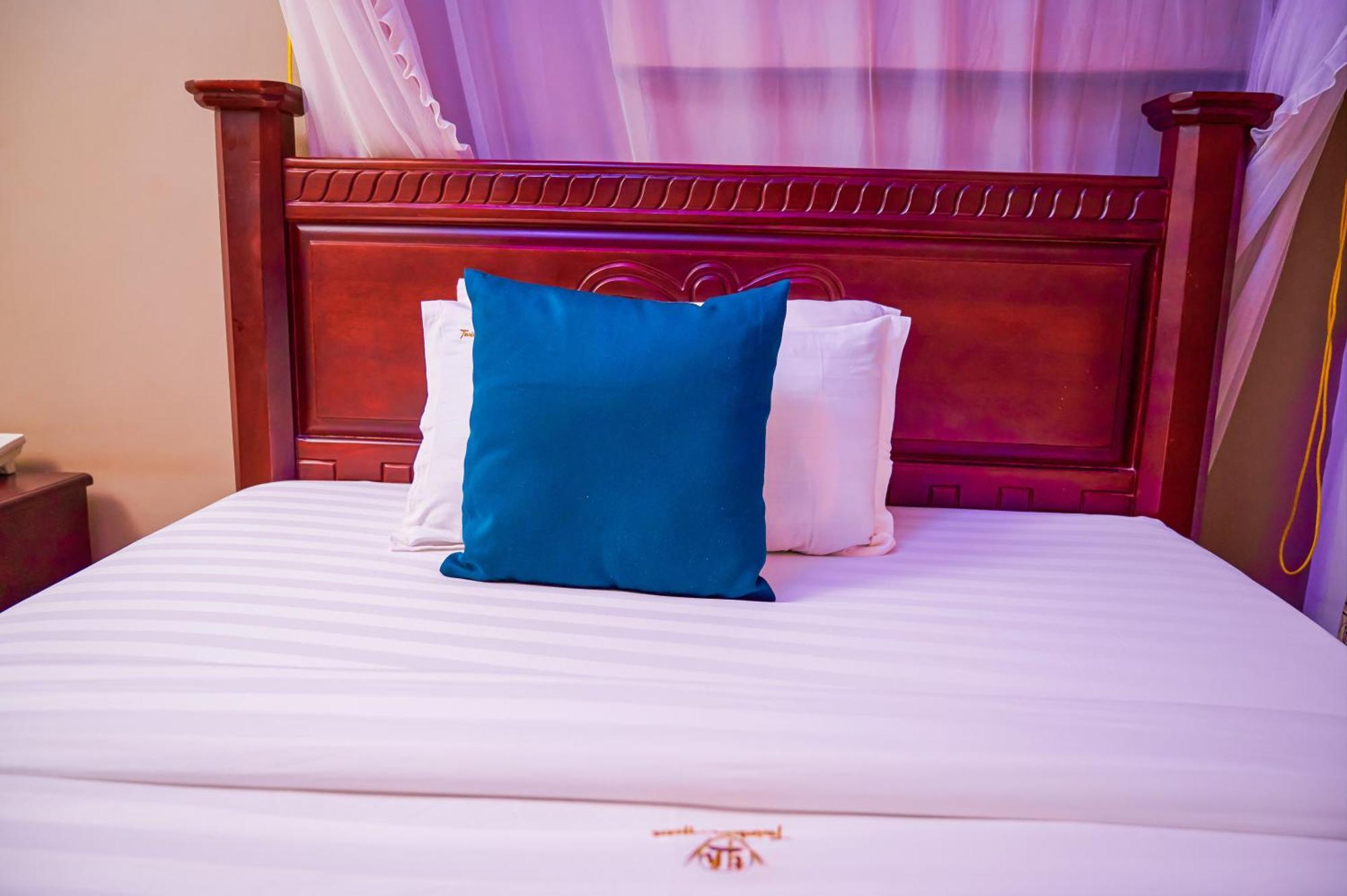 Twin Towers Hotel Кампала Экстерьер фото