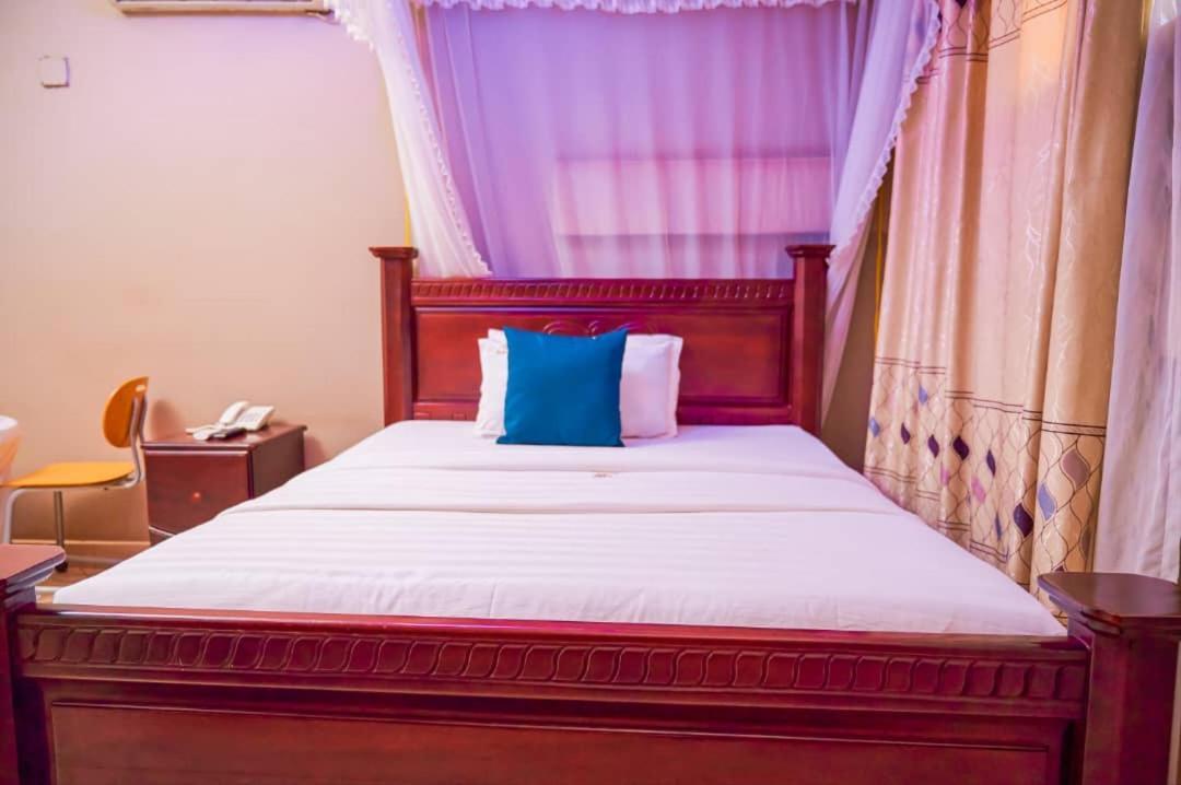 Twin Towers Hotel Кампала Экстерьер фото