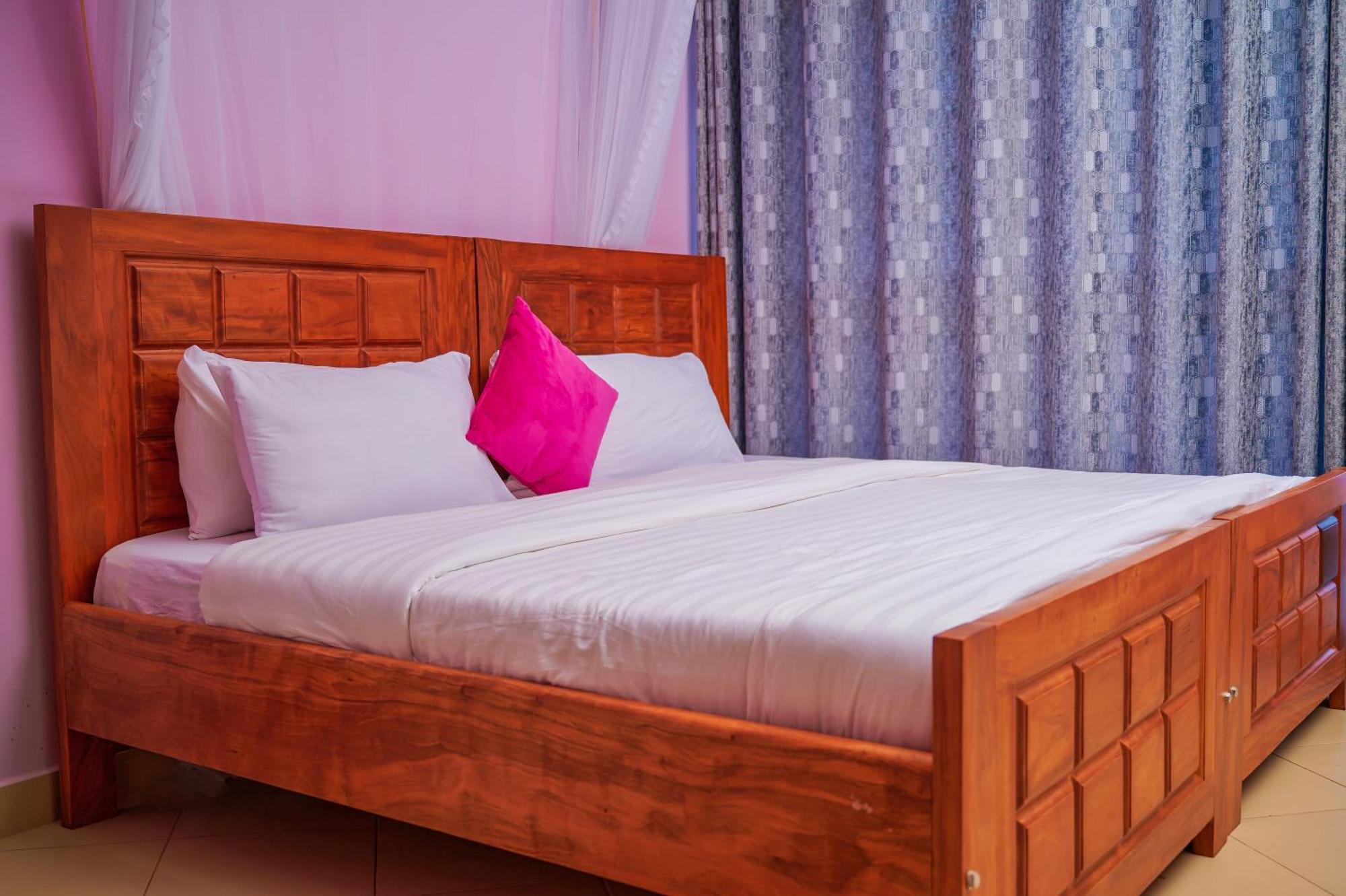 Twin Towers Hotel Кампала Экстерьер фото